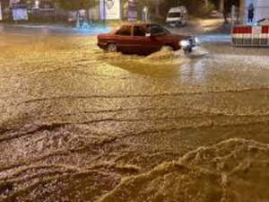 عاصفة رعدية تجتاح طنجة وتتسبب في سيول وفيضانات