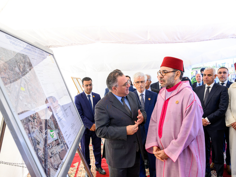 صاحب الجلالة يشرف على وضع حجر الأساس لمركز طبي للقرب في الدار البيضاء