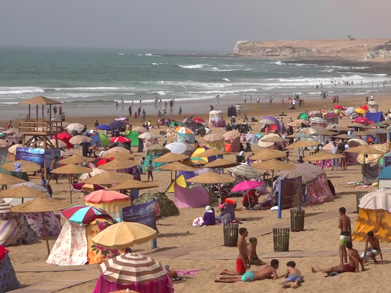 شاطئ أكلو بإقليم تيزنيت يجذب المصطافين من داخل وخارج المغرب